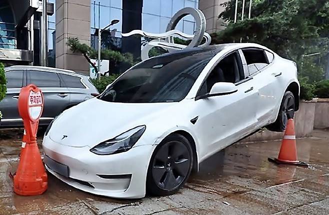 지난 2022년 침수피해를 입은 테슬라 차량 [사진출처=연합뉴스]