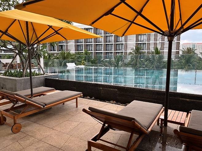 리조트 2층 공용 수영장. [사진 = 최아영 기자]