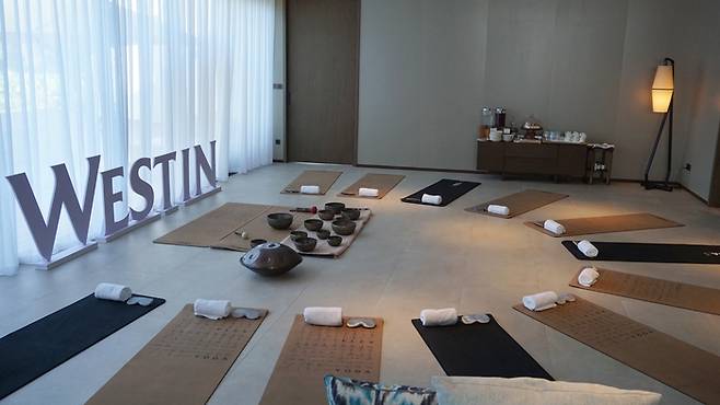 싱잉볼을 활용한 사운드 힐링 클래스. [사진 = 최아영 기자]