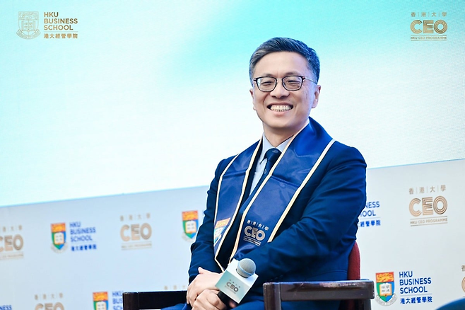 마이크로소프트 AI 책임자 출신의 해리슘 홍콩과기대 이사회 의장이 지난 27일 홍콩대 경영대학원 주최 경제 서밋에서 연설하고 있다.