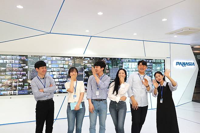 부산시 강서구에 있는 파나시아 본사 홍보관 앞에서 직원들이 활짝 웃고 있다.