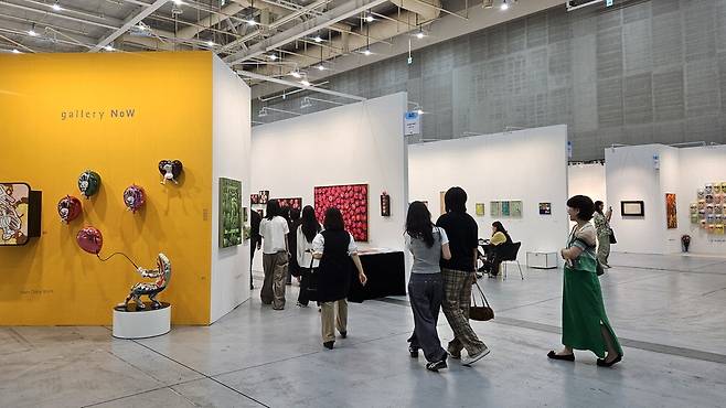 26일 경기 수원컨벤션센터에서 개막한 '화랑미술제 in 수원'  전시장 전경.  송경은 기자