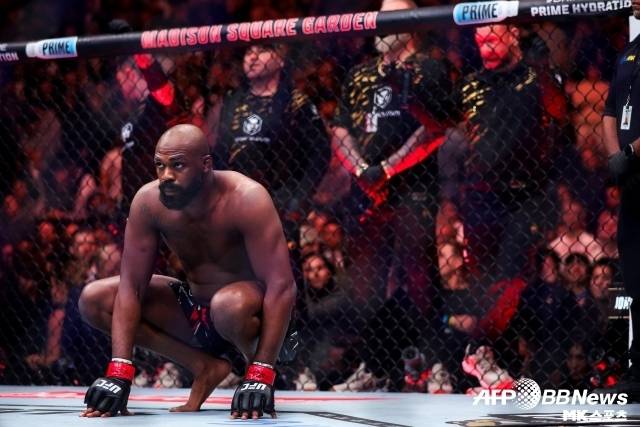 존스는 “요즘 몇몇 팟캐스트는 MMA 팬들을 바보로 알고 있다. 스테이로이드, 도핑 실패 등 몇몇 단어만 던지면 아무도 제대로 확인하지 않을 거라고 생각한다”며 “그건 리스터, 약물 테스트 기관, UFC 등에 대한 모욕이다. 이러니 어떤 기자들은 UFC 이벤트장에도 발을 들일 수 없는 것이다”라고 전했다. 사진=AFPBBNews=News1