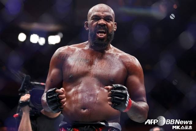 존스가 아스피날마저 잡아내면서 헤비급을 완전히 제패했다면 ‘약물’ 문제는 있었으나 실력으로는 부정할 수 없는 선수가 됐을 것이다. 하나, 아스피날과의 맞대결을 회피하면서 이마저도 인정받기 어려워졌다. 사진=AFPBBNews=News1