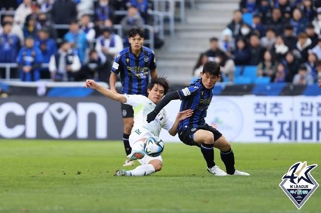 최철순(사진 왼쪽). 사진=한국프로축구연맹
