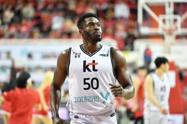 LG는 올 여름 전력에 큰 변화를 주지 않았다. 두경민, 전성현과 같은 베테랑들과의 관계를 어떻게 마무리할지는 변수이지만 결국 그들 없이 KBL 정상에 섰고 그 전력은 잘 유지했다. 여기에 서브 외국선수로서는 가장 이상적인 에릭까지 합류했다. 변화가 크지 않기에 더욱 기대되는 LG다. 그들의 견고한 수비 농구는 2025-26시즌 역시 빛날 것으로 보인다. 사진=KBL 제공