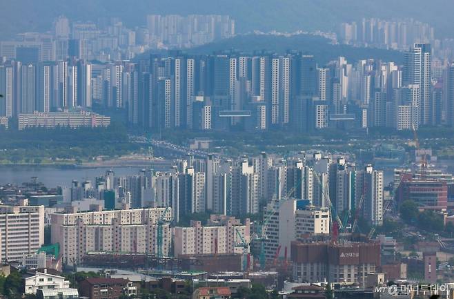 [서울=뉴시스] 정병혁 기자 = 27일 서울 중구 남산에서 서울시내 아파트가 보이고 있다.   정부가 오는 28일부터 수도권·규제지역 내 주택담보대출(주담대) 최대한도를 6억원으로 제한한다. 생애 최초 주택구입 목적 주택담보대출 주택담보인정비율(LTV)도 현행 80%에서 70%로 강화한다. 정부는 긴급 가계부채 점검회의를 열고 가계대출 총량관리목표 50% 감축, 수도권·규제지역 추가 주택구입 목적 주담대 금지, 수도권·규제지역 주담대 한도 6억원 제한, 수도권·규제지역 생애최초 LTV 80%→70% 강화 및 6개월 내 전입의무 등 수도권에 집중된 가계부채 관리방안을 확정했다. 2025.06.27. jhope@newsis.com /사진=정병혁