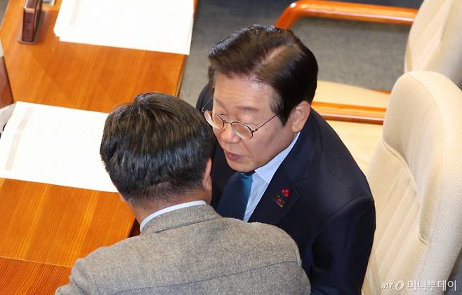 [서울=뉴시스] 고승민 기자 = 더불어민주당 이재명 대표와 윤호중 의원이 10일 서울 여의도 국회에서 열린 제418회국회(정기회) 제18차 본회의에서 대화하고 있다. 2024.12.10. kkssmm99@newsis.com /사진=고승민