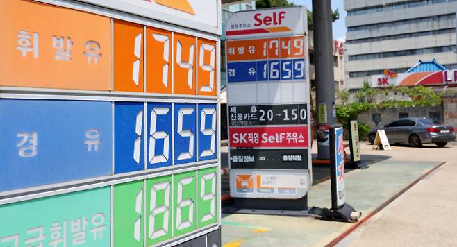 사진은 지난 23일 서울 시내 한 주유소에 유가 정보가 표시된 모습. /사진=뉴시스