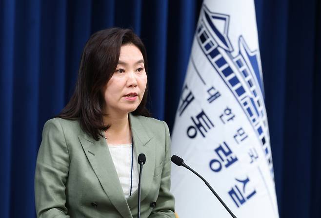 최수진 국민의힘 대변인이 논평을 통해 강유정 대통령실 대변인이 주택담보대출 6억원 정책이 금융위원회 소관이라고 한 것을 두고 '유체이탈 화법'이라며 강하게 비판했다. 강 대변인이 27일 서울 용산 대통령실 청사에서 브리핑을 하고 있다./사진=뉴시스