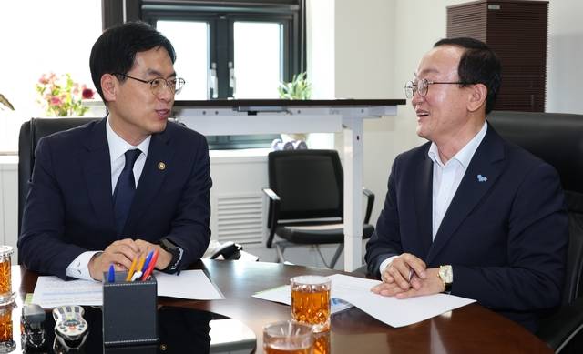 김덕현(오른쪽) 연천군수가 지난 27일 정부서울청사를 방문해 김민재 행정안전부 차관과 면담을 하고 있다. 연천군 제공