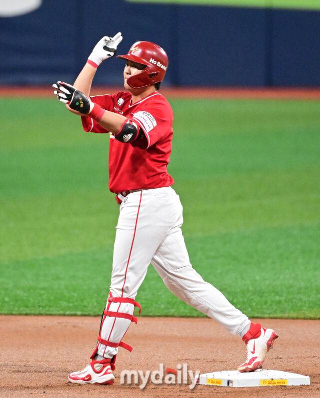 2025년 6월 18일 오후 서울 고척스카이돔에서 열린 '2025 신한 SOL뱅크 KBO 리그' SSG 랜더스와 키움 히어로즈의 경기. SSG 고명준이 1회초 2사 후 2루타를 친 뒤 기뻐하고 있다./마이데일리