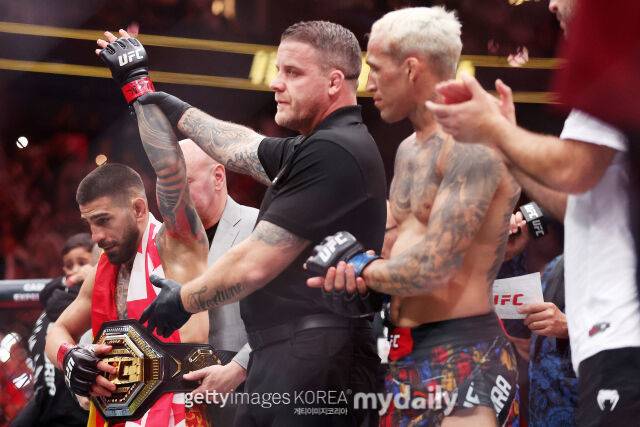 승리를 확정하고 챔피언 벨트를 허리에 찬 토푸리아(왼쪽). /게티이미지코리아