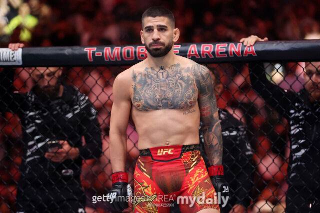 토푸리아가 올리베이라와 경기 시작 전 상대를 바라보고 있다. /게티이미지코리아