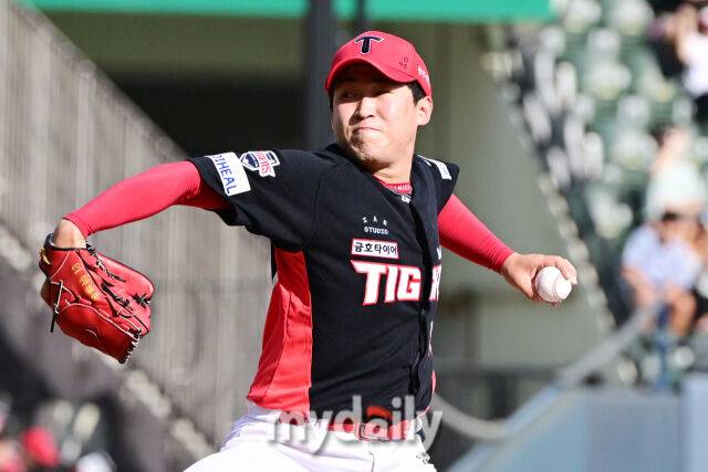 29일 오후 서울 잠실야구장에서 진행된 '2025 프로야구 KBO리그' KIA-LG의 경기.기아 선발 윤영철이 역투를 펼치고 있다./잠실=곽경훈 기자