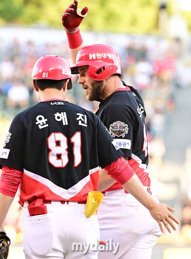 29일 오후 서울 잠실야구장에서 진행된 '2025 프로야구 KBO리그' KIA-LG의 경기.기아 위즈덤이 6회초 1사 3루에서 역전타를 때린 뒤 환호하고 있다./잠실=곽경훈기자