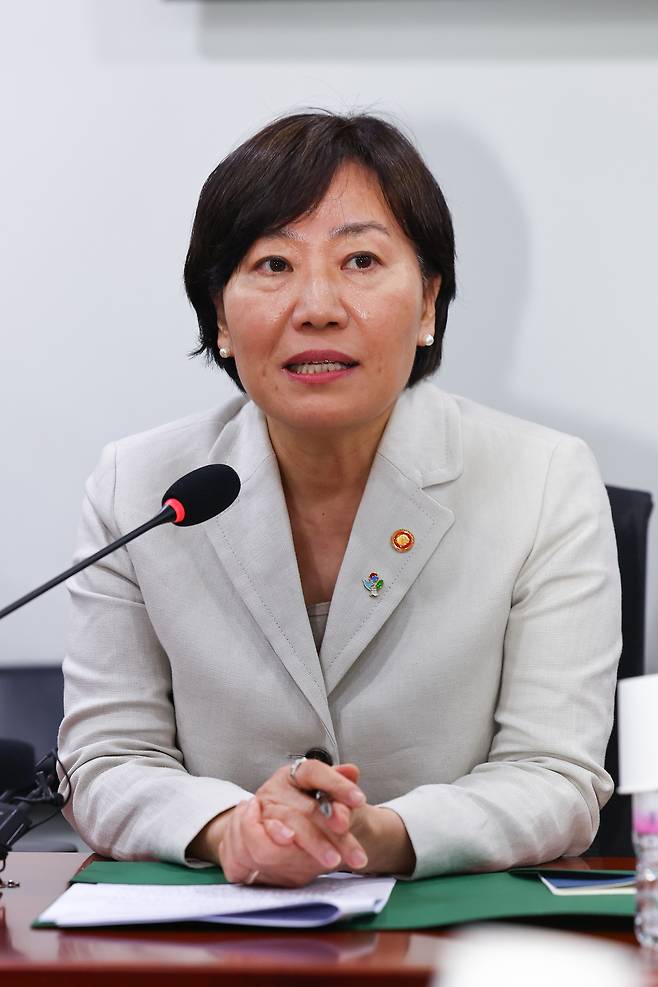 송미령 농림축산식품부 장관이 지난 27일 국회에서 열린 더불어민주당 농림축산식품해양수산위원회 위원들과의 당정간담회에서 발언하고 있다. [연합]