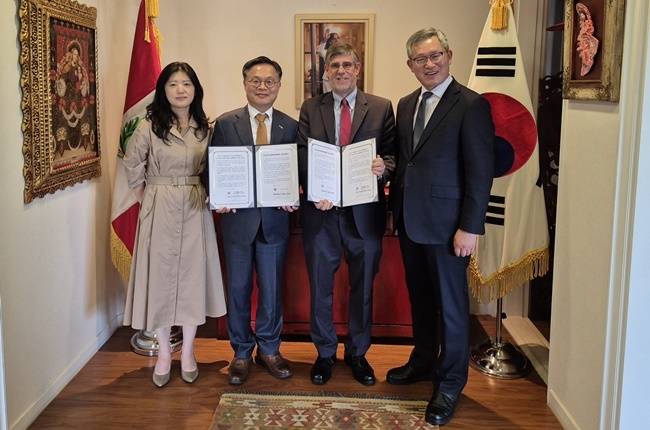 사진 왼쪽부터 곽은주 조직위 유치협력부장, 김종기 조직위 사무총장, 파울 페르난도 두클로스 파로디 주한 페루대사, 박철주 전라남도 국제관계대사.