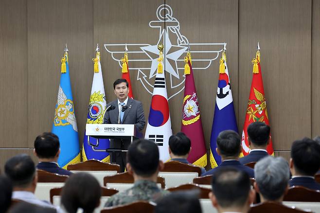 김선호 국방부 장관 직무대행이 27일 서울 용산 국방부 대회의실에서 열린 이임식에서 발언하는 모습. [국방일보 제공]