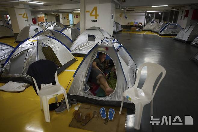 [텔아비브=AP/뉴시스] 23일(현지 시간) 이스라엘 텔아비브에서 이란의 미사일 공격에 대비해  지하 주차장에 대피한 주민들이 텐트를 치고 밤을 보내고 있다. 2025.06.29.