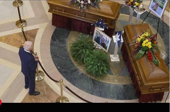 [미니애폴리스=AP/뉴시스] 조 바이든 전 대통령이 28일 미네소타주 미니애폴리스 주의회 의사당에서 거행된 멜리사 호트먼 주하원의장 부부의 장례식에 참석해 부부의 사진을 보고 있다.2025.06.29.  *재판매 및 DB 금지