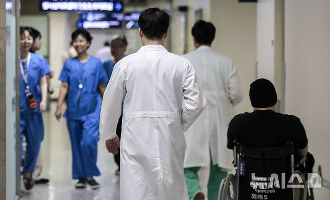 [서울=뉴시스] 정병혁 기자 = 4일 서울시내 대학병원에서 의료진이 이동하고 있다. 2025.06.04. jhope@newsis.com