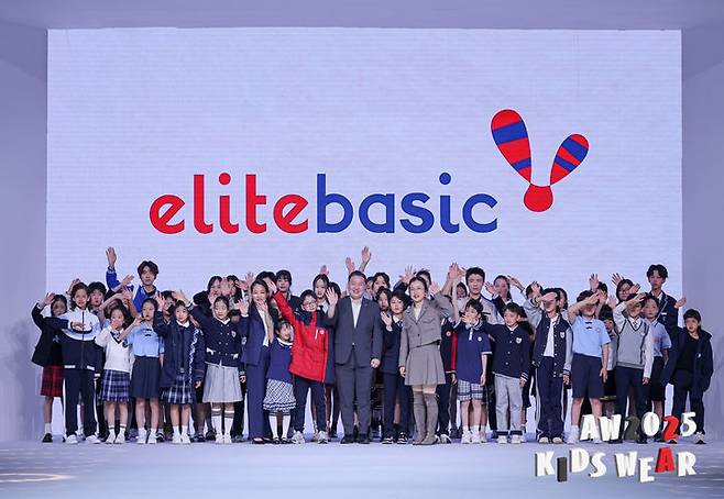 [서울=뉴시스]형지엘리트가 지난달 28일 2025년 상하이 패션위크 키즈웨어 쇼에 참석했다.(사진=형지엘리트 제공) *재판매 및 DB 금지