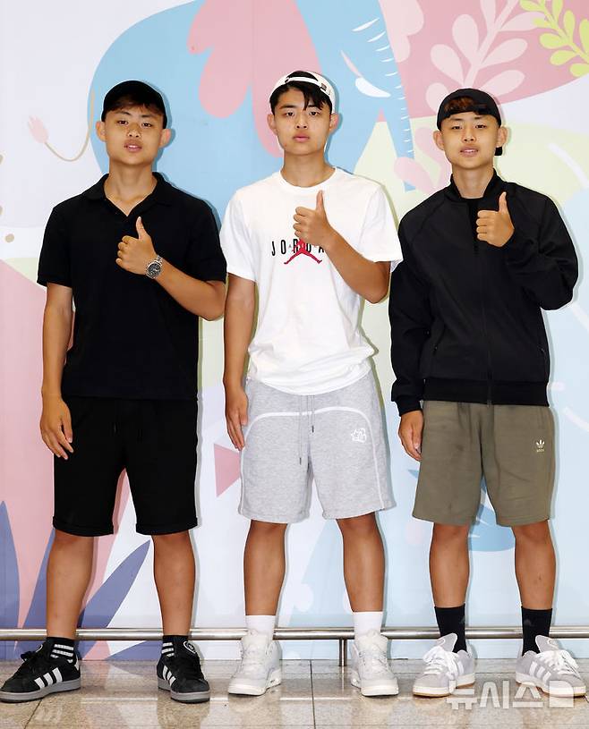 [인천공항=뉴시스] 이영환 기자 = FC 바르셀로나 유스팀에 입단한 쌍둥이 형제 이대한(왼쪽), 이민국이 지난 27일 오후 인천국제공항 제1여객터미널을 통해 귀국해 형 이청용(가운데) 군과 포즈를 취하고 있다.  2025.06.28. 20hwan@newsis.com
