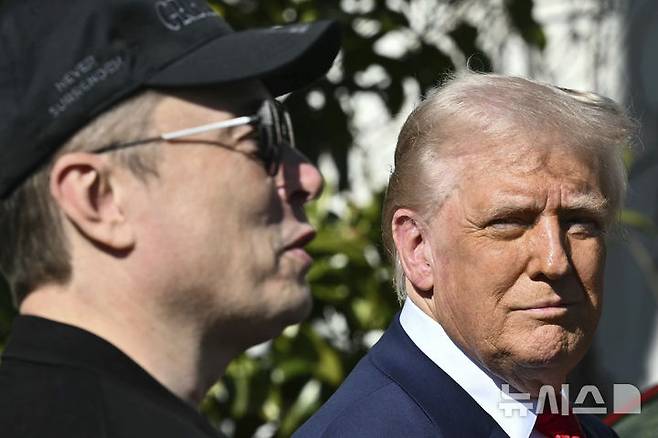 [워싱턴=AP/뉴시스] 사진은 도널드 트럼프 미국 대통령이 지난 3월 11일 백악관에서 테슬라 모델S 시승 후 일론 머스크 테슬라 최고경영자의 발언을 지켜보는 모습. 2025.06.29.