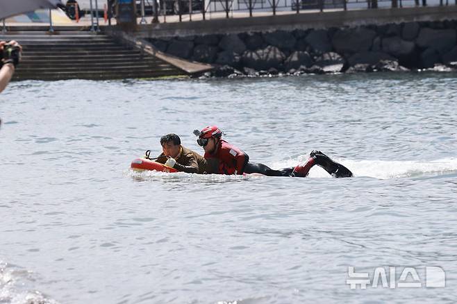 [제주=뉴시스] 제주지방해양경찰청이 지난 19일 오후 제주시 삼양해수욕장 해상에서 물놀이 사고 대비 구조대원 인명구조 훈련을 하고 있다. (사진=제주지방해양경찰청 제공) 2025.06.19. photo@newsis.com