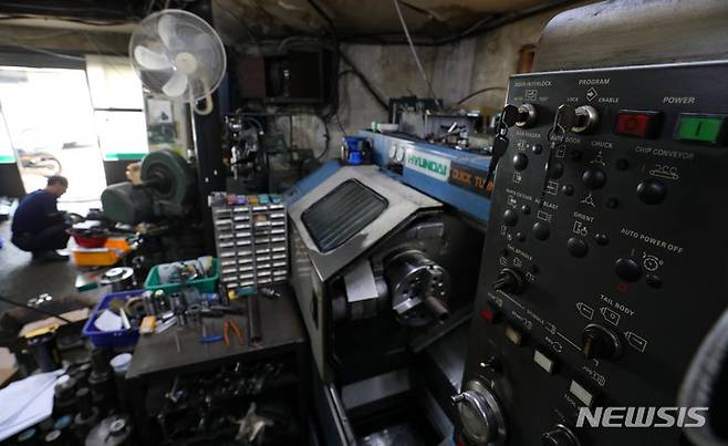 [서울=뉴시스] 황준선 기자 =지난 2023년 6월 5일 오전 서울 영등포구 문래동 철공소 밀집지역의 한 금속 제조·가공 업체에서 업주가 업무를 보고 있다. (사진은 기사와 직접 관련이 없습니다.)  2025.06.29. hwang@newsis.com