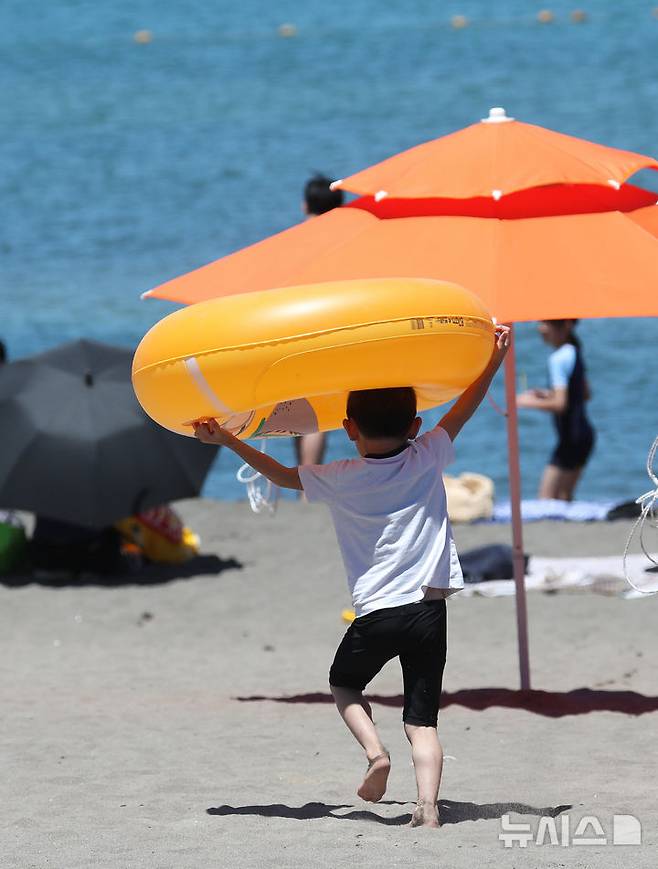 [제주=뉴시스] 우장호 기자 = 제주 북부지역에 올해 첫 폭염특보가 내려진 29일 제주시 이호테우해수욕장에 피서객의 발걸음이 이어지고 있다. 기상청에 따르면 당분간 폭염특보가 발표된 제주도북부, 동부, 중산간을 중심으로 뜨겁고 습한 남풍류가 유입돼 무더운 날씨가 이어질 것으로 전망된다. 2025.06.29. woo1223@newsis.com