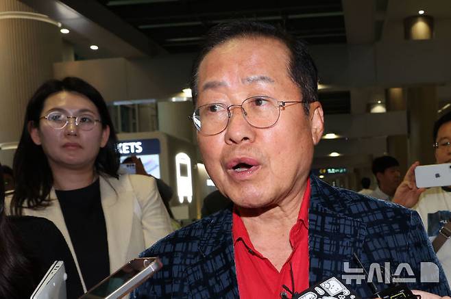 [인천공항=뉴시스] 권창회 기자 = 국민의힘 대선 후보 경선에서 탈락한 뒤 정계 은퇴를 선언하고 하와이에 체류했던 홍준표 전 대구시장이 17일 인천 중구 인천국제공항 제1터미널을 통해 귀국한 뒤 취재진 질의에 답하고 있다. 2025.06.17. kch0523@newsis.com