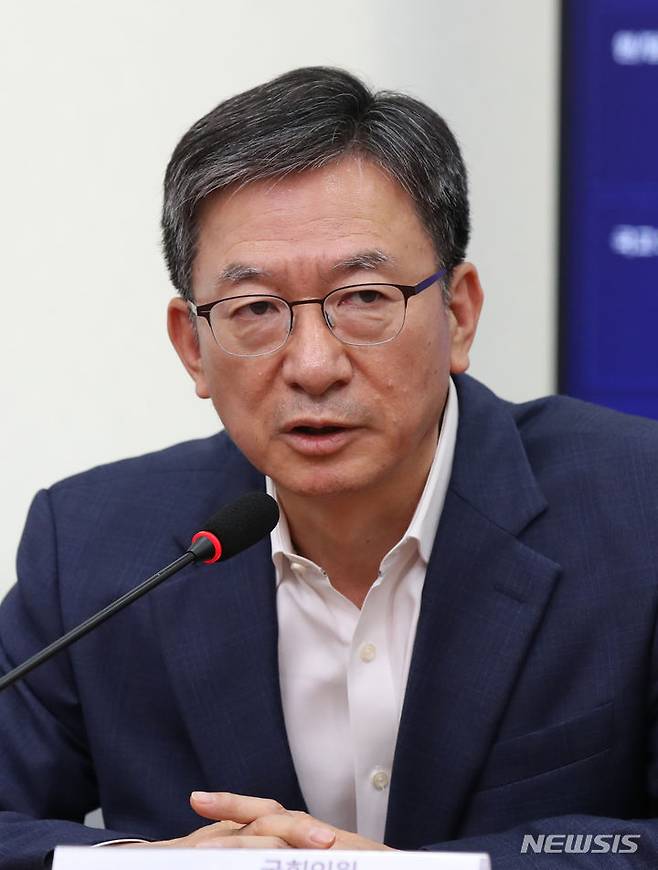 [서울=뉴시스] 고범준 기자 = 정성호 더불어민주당 의원이 3일 오후 서울 여의도 국회에서 열린 초당적정치개혁 의원모임 간담회에서 발언하고 있다. 2023.07.03. bjko@newsis.com