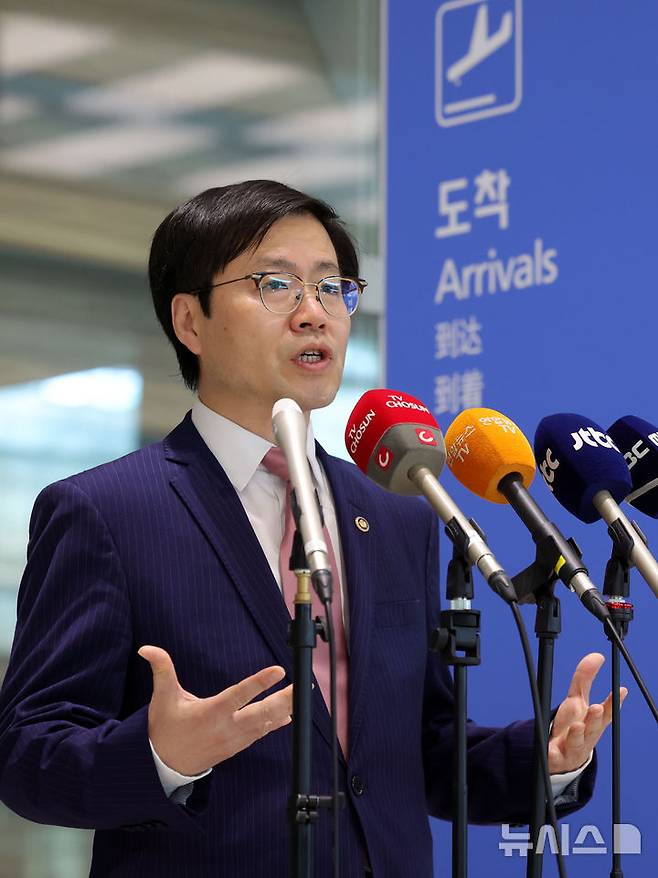 [인천공항=뉴시스] 홍효식 기자 = 한미 고위급 통상 협상을 마친 여한구 산업통상자원부 통상교섭본부장이 29일 오후 인천국제공항 제2터미널을 통해 귀국해 취재진 질문에 답하고 있다. 2025.06.29. yesphoto@newsis.com