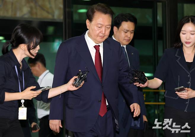 내란특검 대면조사를 마친 윤석열 전 대통령이 29일 오전 서울 서초구 서울고검에 마련된 내란특검 사무실에서 나와 귀가하고 있다. 황진환 기자