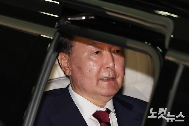 윤석열씨가 29일 새벽 서울 서초구 서울고등검찰청 청사에 마련된 내란특검 사무실에서 피의자 신분으로 조사를 마친 뒤 귀가하고 있다. 황진환 기자