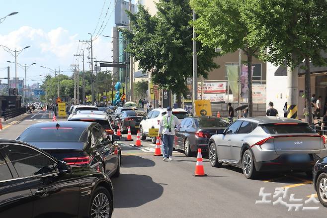 커넥트현대로 들어가기 위해 대기 중인 차량들. 임성민기자