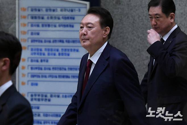 윤석열 전 대통령이 29일 새벽 서울 서초구 서울고검 청사에 마련된 내란특검에서 피의자 신분으로 조사를 마친 뒤 귀가하고 있다. 황진환 기자