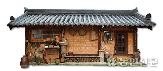 나무와 황토로 지은 한옥 벽에 농기구가 걸려 있다. 푸근한 시골 풍경이다. 남양주=김원철 프리랜서 기자