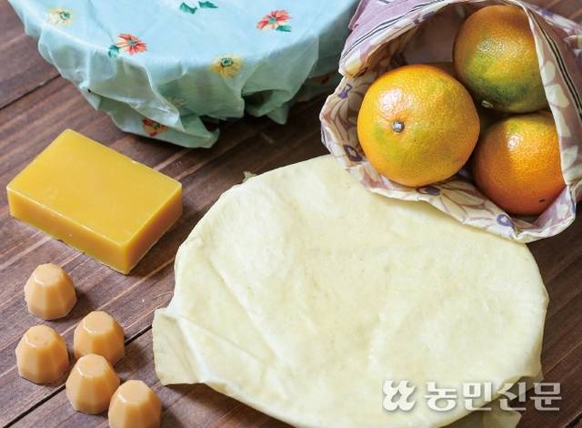 천에 밀랍을 묻혀 만드는 밀랍랩은 일상에서 비닐과 랩을 대체할 수 있다.