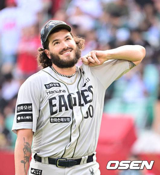 [OSEN=인천, 김성락 기자] 28일 인천 SSG랜더스필드에서 ‘2025 신한은행 SOL Bank KBO리그’ SSG 랜더스와 한화 이글스의 경기가 열렸다.이날 SSG는 앤더슨,한화는 폰세를 선발로 내세웠다. &nbsp;3회말 종료 후 한화 폰세가 더그아웃으로 이동하고 있다.  2025.06.28 / ksl0919@osen.co.kr