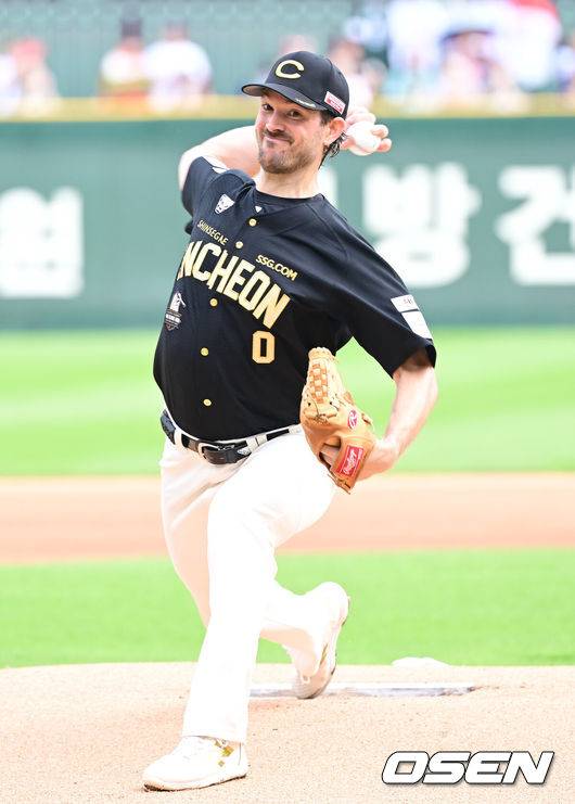 [OSEN=인천, 김성락 기자] 28일 인천 SSG랜더스필드에서 ‘2025 신한은행 SOL Bank KBO리그’ SSG 랜더스와 한화 이글스의 경기가 열렸다.이날 SSG는 앤더슨,한화는 폰세를 선발로 내세웠다. &nbsp;1회초 SSG 선발 앤더슨이 마운드에 올라 힘차게 공을 뿌리고 있다. 2025.06.28 / ksl0919@osen.co.kr