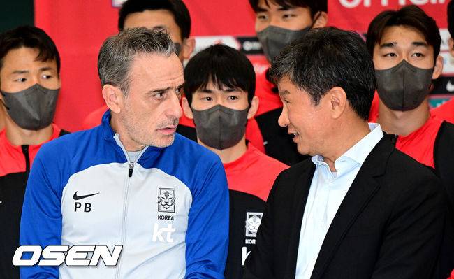 [OSEN=인천공항, 최규한 기자] ‘2022 카타르 월드컵’에서 12년 만에 16강 진출 쾌거를 달성한 대한민국 축구대표팀이 7일 오후 인천공항읕 통해 귀국했다.대한민국 벤투 감독(왼쪽)과 정몽규 대한축구협회장이 귀국 인사를 준비하며 대화를 나누고 있다. 2022.12.07 / dreamer@osen.co.kr