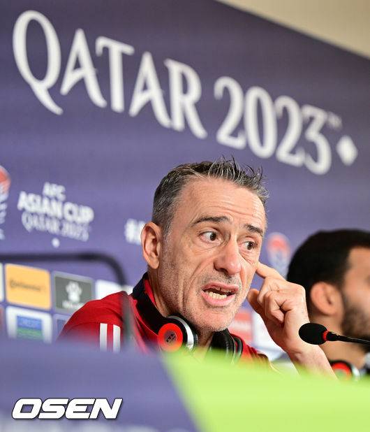 [OSEN=도하(카타르), 지형준 기자] 아랍에미리트(UAE) 축구국가대표팀 파울루 벤투 감독이 27일(현지시간) 카타르 도하 메인미디어센터(MMC)에서 열린 공식 기자회견에 참석해 질문에 답을 하고 있다. 2024.01.27 / jpnews.osen.co.kr