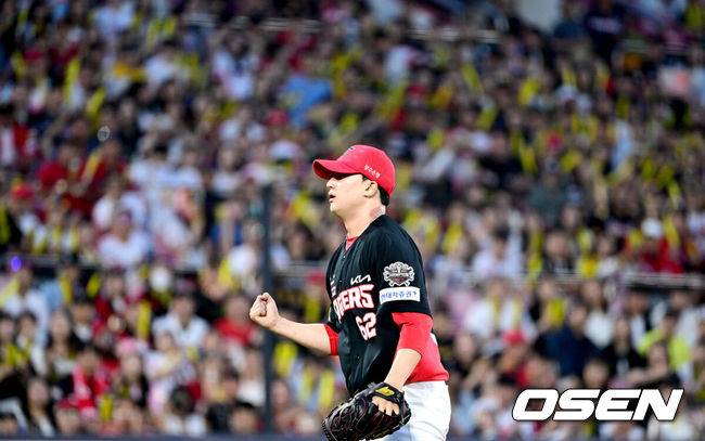[OSEN=수원, 최규한 기자] 1일 수원 KT위즈파크에서 ‘2025 신한 SOL Bank KBO리그’ KT 위즈와 KIA 타이거즈의 경기가 열렸다.홈팀 KT는 조이현, 방문팀 KIA는 애덤 올러를 선발로 내세웠다.8회말 2사 1, 2루 상황 KT 문상철을 삼진으로 이끌며 실점없이 이닝을 마무리지은 KIA 투수 정해영이 환호하고 있다. 2025.06.01 / dreamer@osen.co.kr