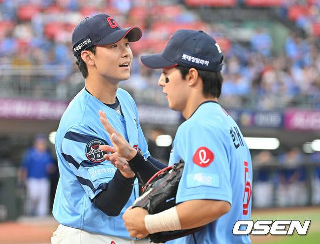 [OSEN=부산, 이석우 기자] 22일 부산 사직야구장에서 2025 신한 SOL 뱅크 KBO 리그 롯데 자이언츠와 삼성 라이온즈의 경기가 열렸다. 홈팀 롯데는 박세웅이, 방문팀 삼성은 원태인이 선발 출전했다.롯데 자이언츠 홍민기가 6회초 수비를 무실점으로 막고 기뻐하고 있다. 2025.06.22 / foto0307@osen.co.kr