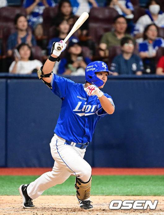 [OSEN=고척, 김성락 기자] 29일 오후 서울 고척스카이돔에서 2025 신한 SOL Bank KBO리그 키움 히어로즈와 삼성 라이온즈의 경기가 열렸다.키움은 웰스, 삼성은 이승현을 선발 투수로 내세웠다.7회초 무사 만루 삼성 김태훈이 1타점 적시타를 날리고 있다. 2025.06.29 / ksl0919@osen.co.kr