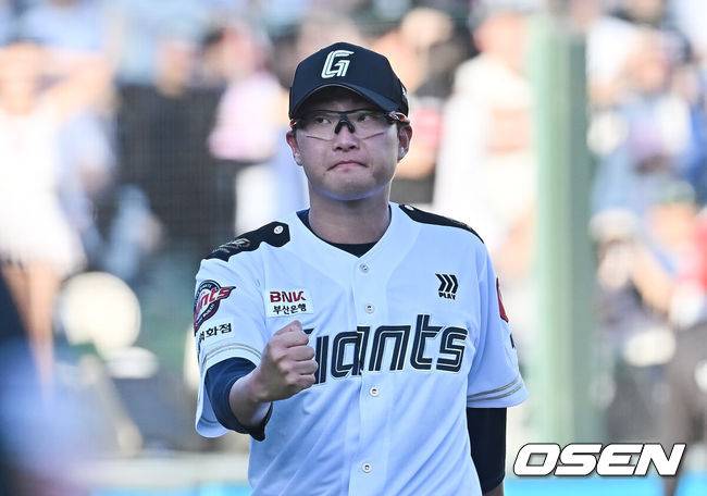 [OSEN=부산, 이석우 기자] 29일 부산 사직야구장에서 2025 신한 SOL 뱅크 KBO 리그 롯데 자이언츠와 KT 위즈의 경기가 열렸다. 홈팀 롯데는 박세웅이, 방문팀 KT는 쿠에바스가 선발 출전했다.롯데 자이언츠 선발 투수 박세웅이 5회초 2사 1,3루 KT 위즈 이정훈을 삼진으로 잡고 환호하고 있다. 2025.06.29 / foto0307@osen.co.kr