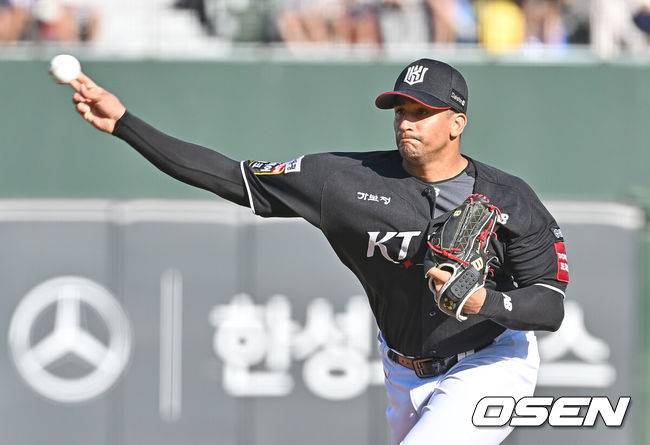 [OSEN=부산, 이석우 기자] 29일 부산 사직야구장에서 2025 신한 SOL 뱅크 KBO 리그 롯데 자이언츠와 KT 위즈의 경기가 열렸다. 홈팀 롯데는 박세웅이, 방문팀 KT는 쿠에바스가 선발 출전했다.KT 위즈 선발 투수 쿠에바스가 역투하고 있다. 2025.06.29 / foto0307@osen.co.kr
